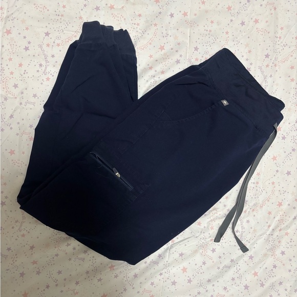 navy blue figs scrubs. size women’s medium. - Picture 4 of 6